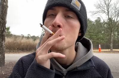 Лечение зависимости от табакокурения в Новомичуринске Мужчина с сигаретой делает затяжку