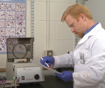 Клиника лечения наркозависимости в Новомичуринске Врач в кабинете клиники